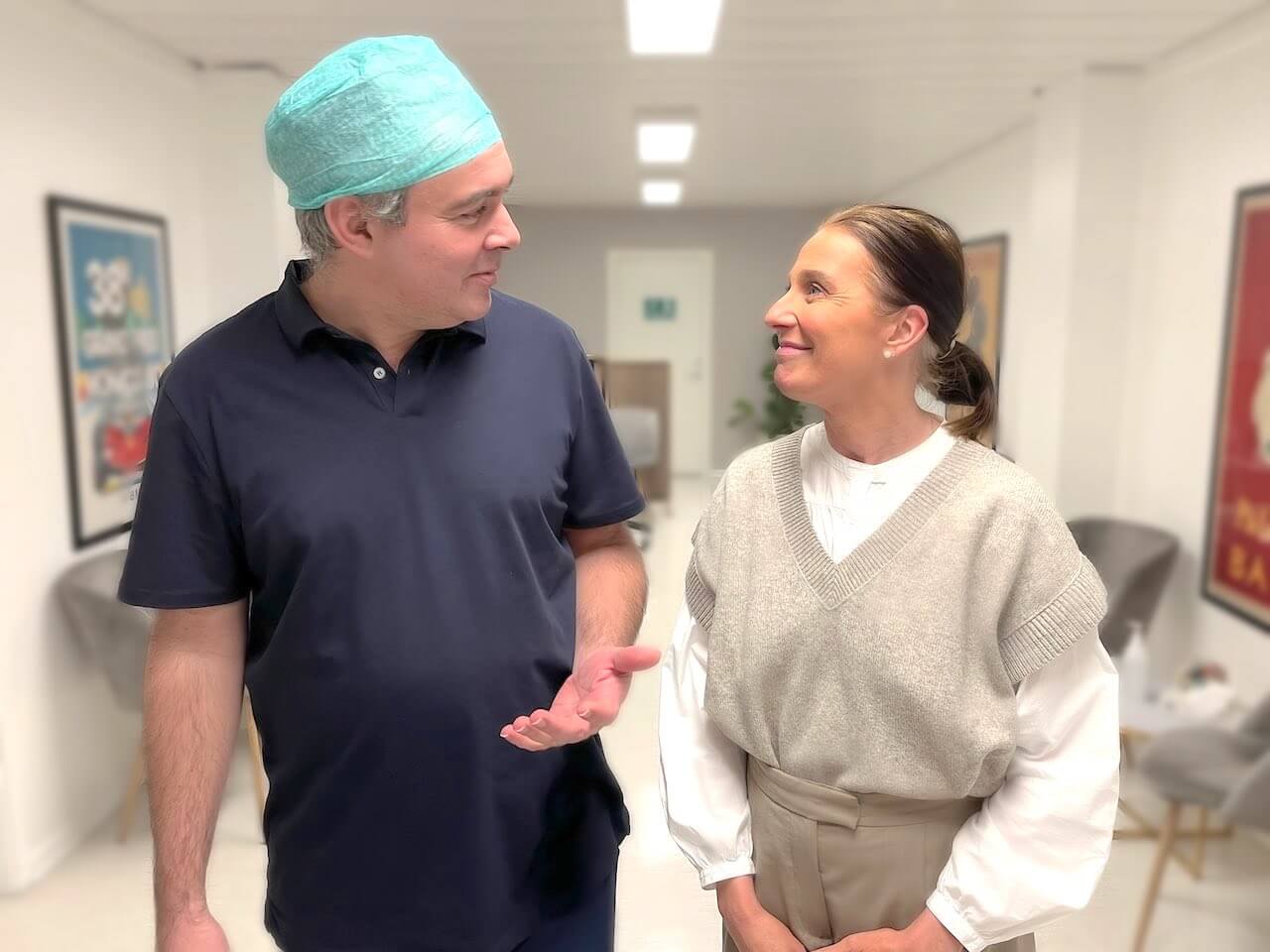 En Grøn Stær patient følges ned ad gangen.