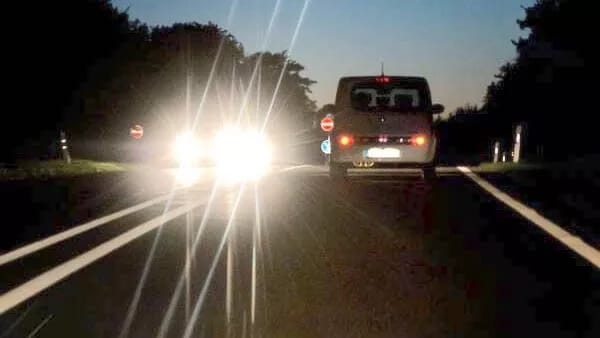 Grå Stær kan forårsage blændinger ved bilkørsel.