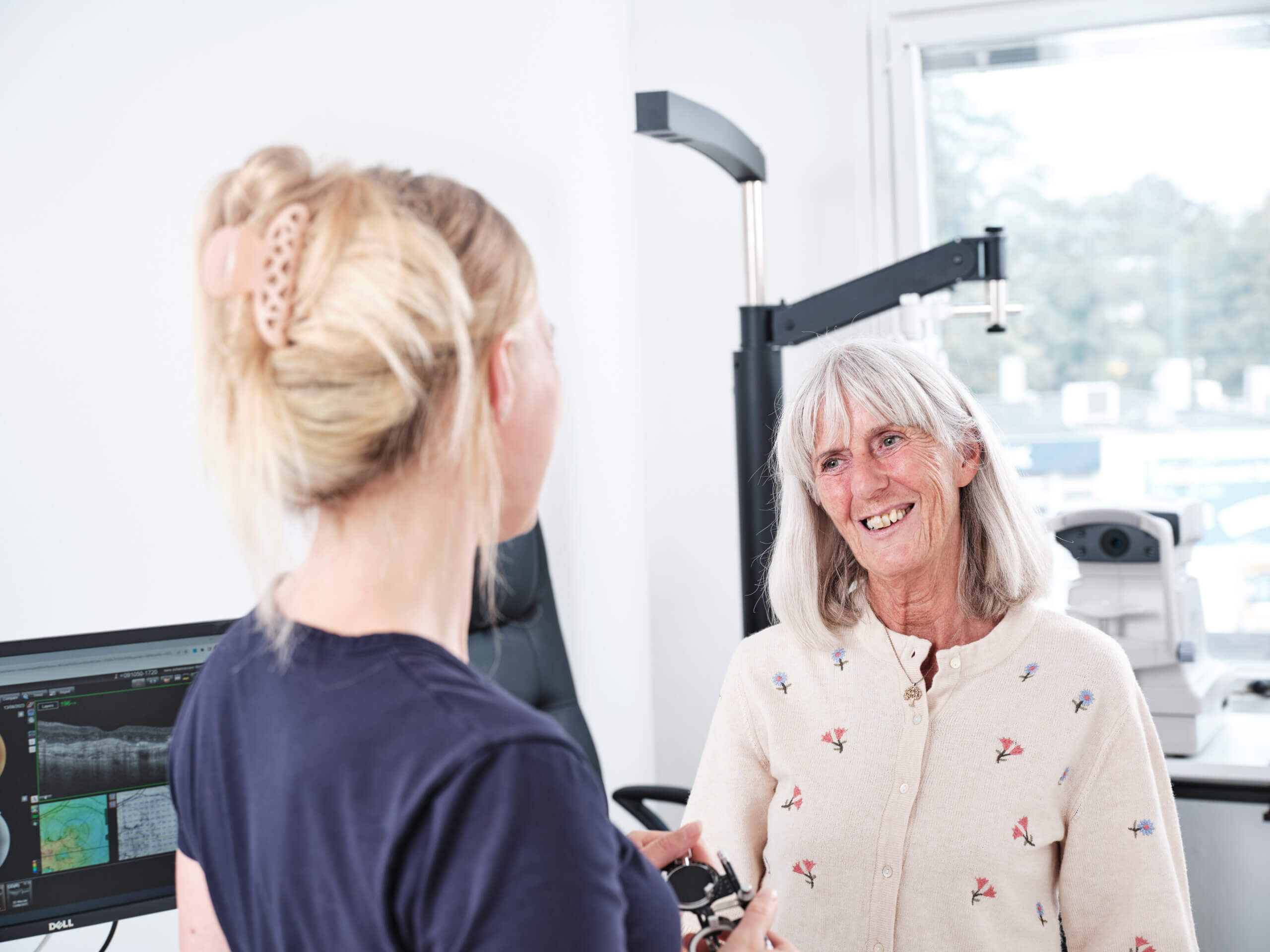 En efterstær patient smiler til fagpersonalet.