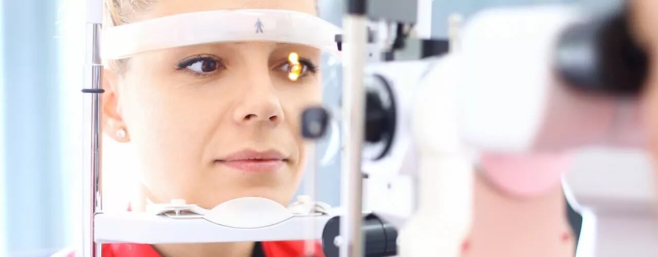 En ung dame undersøges på Øjenhospitalet Danmark.
