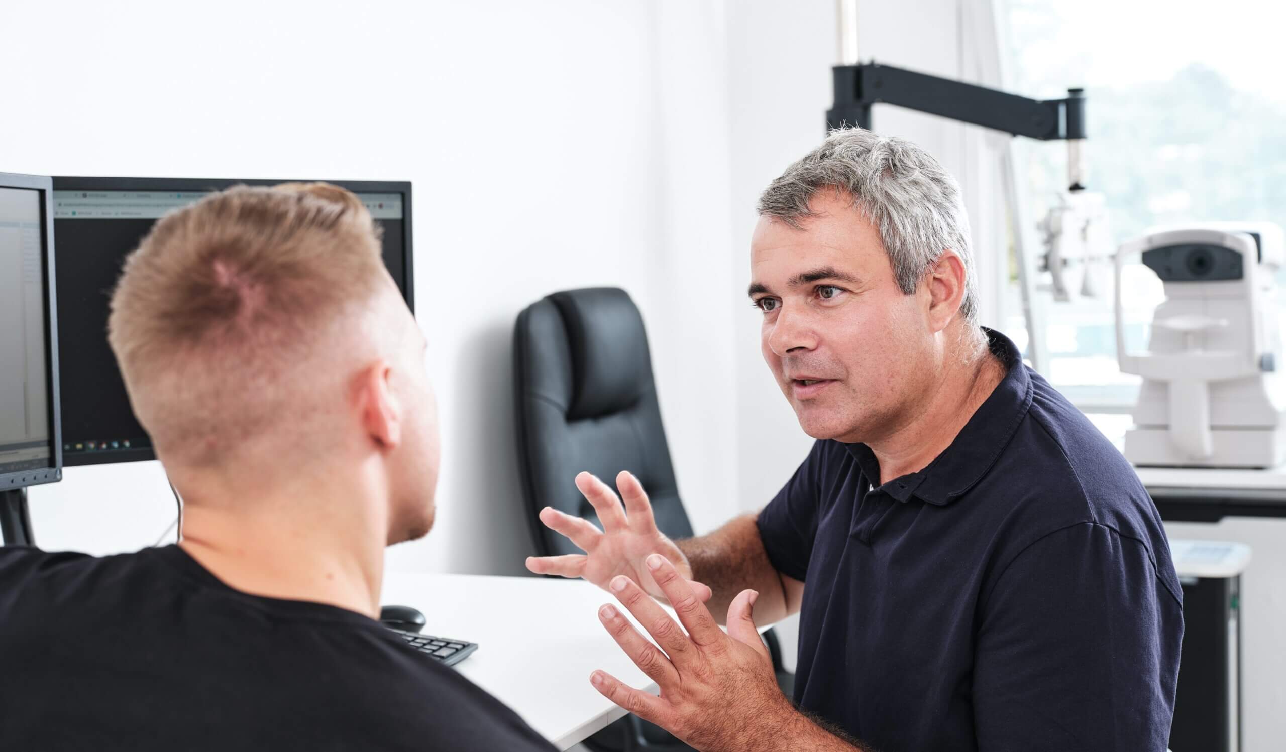 Øjenlæge, Johan, fra Øjenhospitalet Danmark, i samtale med patient.