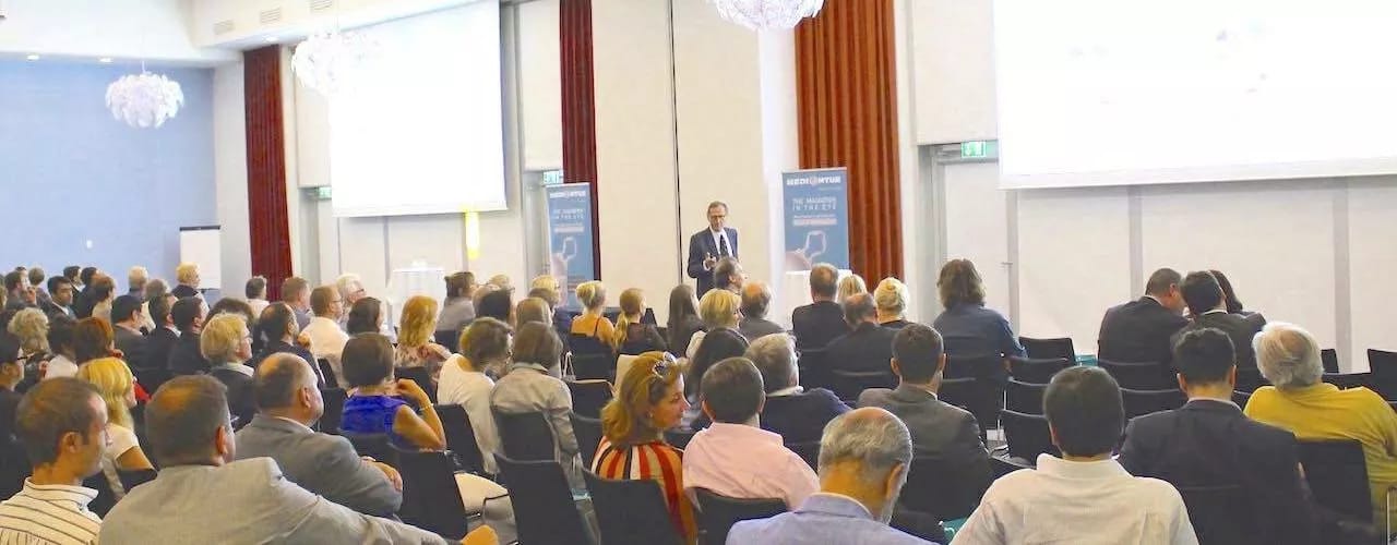 Øjenhospitalet Danmark holder foredrag på ESCRS (Europas største øjenkongress) om resultater og erfaringer med operationer. Nyheder.