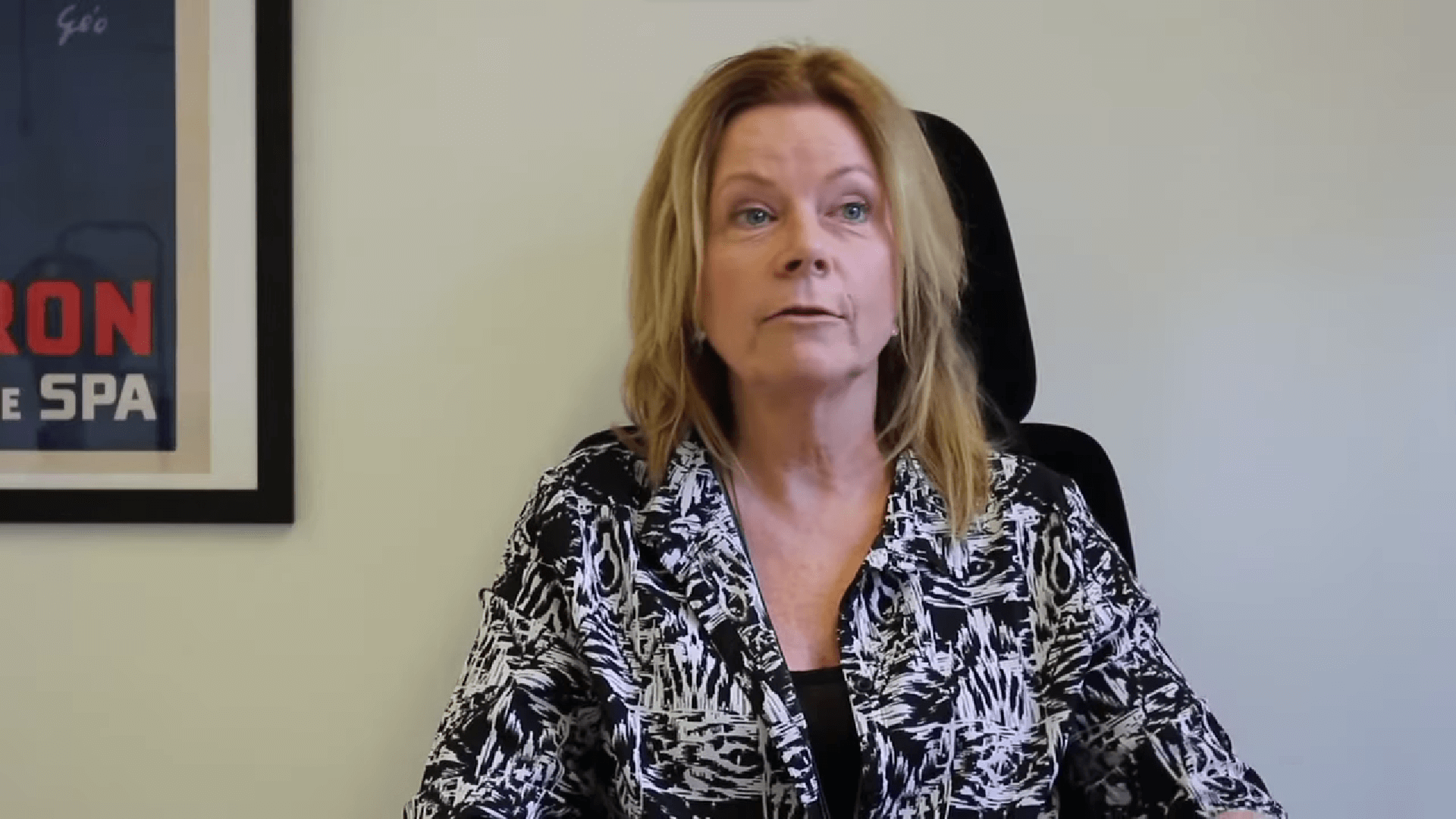 Skærmbillede fra video med Lone (53 år) diskuterende hendes Grå Stær operation.