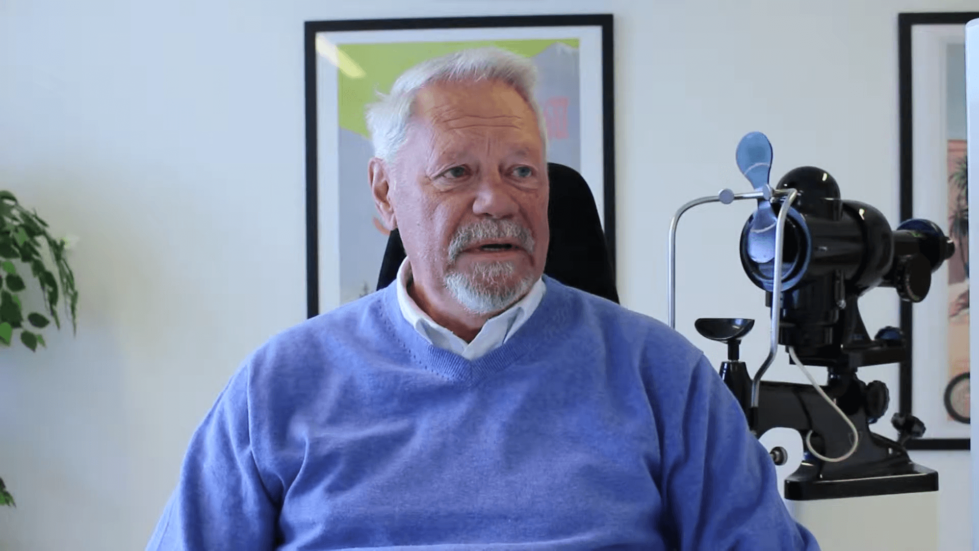 Skærmbillede fra video med Flemming (73 år) diskuterende hans synsforbedring.