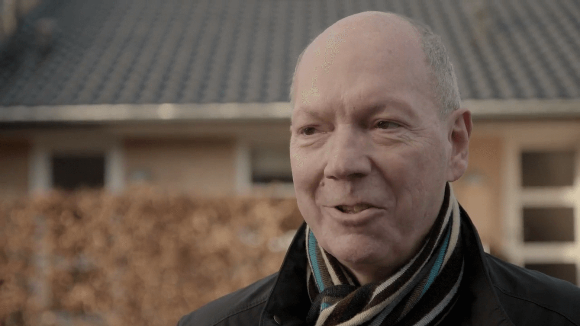 Skærmbillede fra en video med Allan (66 år) talende om sin Grå Stær operation og fordelene ved skræddersyede speciallinser.