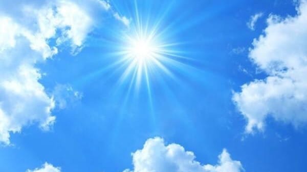 Et symptom på grå stær kan være lysoverfølsomhed.