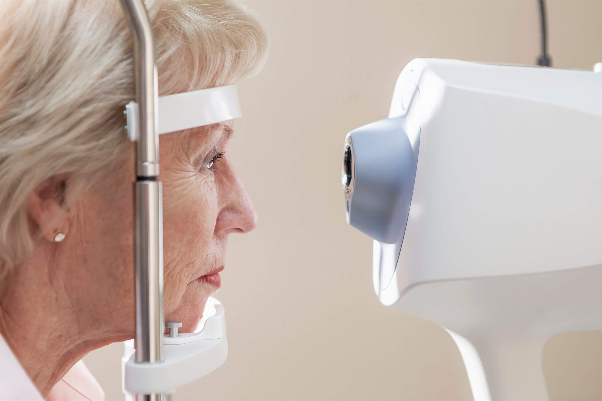 Ældre kvinde undersøges for AMD forkalkning i øjet.