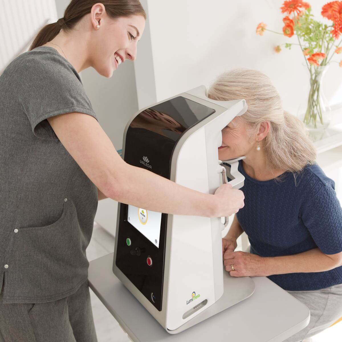 Billedet viser en patient, som får lysbehandling for tør AMD.