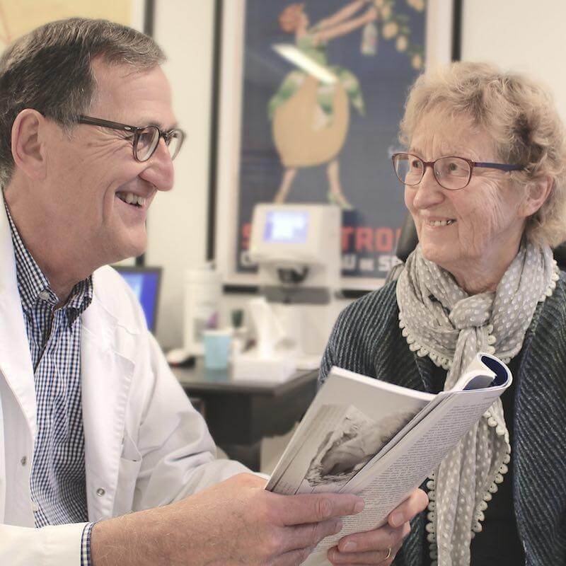 Øjenlæge i dialog med patient på Øjenhospitalet Danmark.