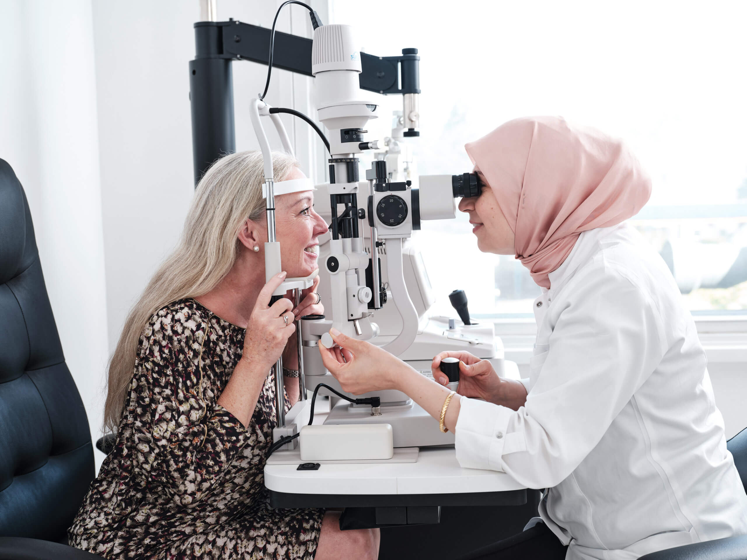 Øjenlæge, Gönül, undersøger en patient med grøn stær.