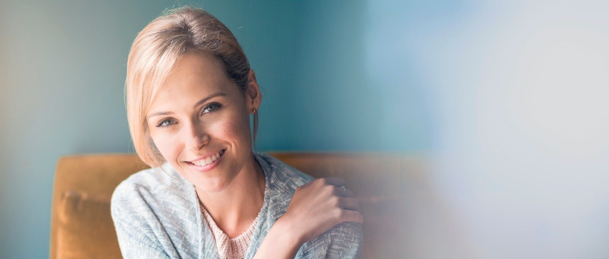 En dame smiler til kameraet.