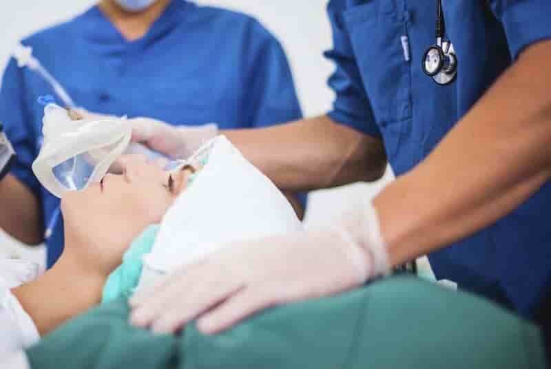 teknologi - billede af en øjenoperaiton i fuld bedøvelse.