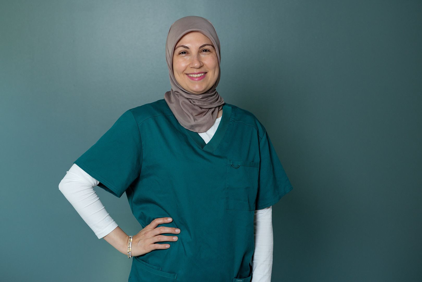 Portrætbillede af Gönül Özer, øjenlæge på Øjenhospitalet Danmark.