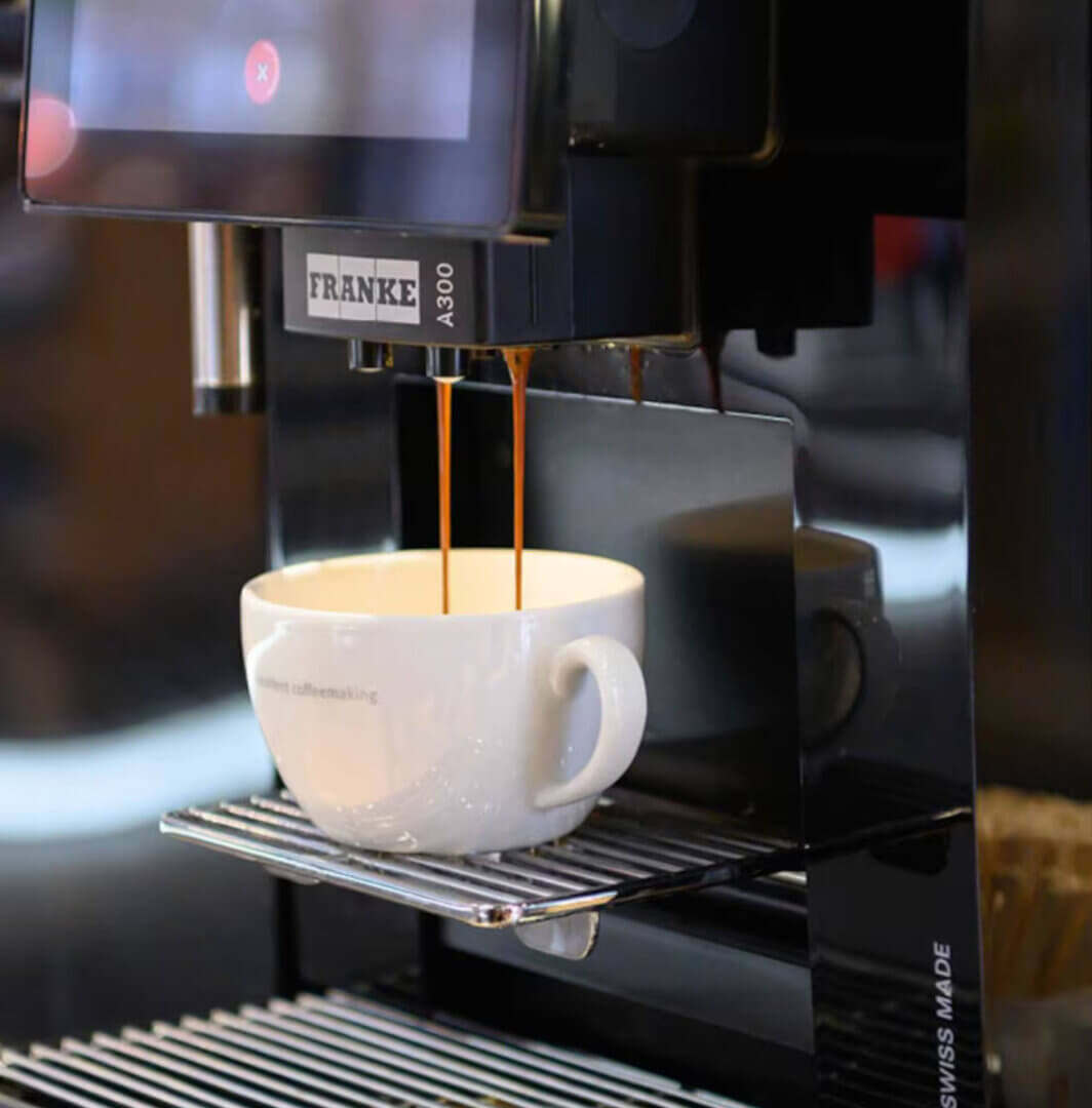 Billedet viser en kaffemaskine på Øjenhospitalet Danmark.
