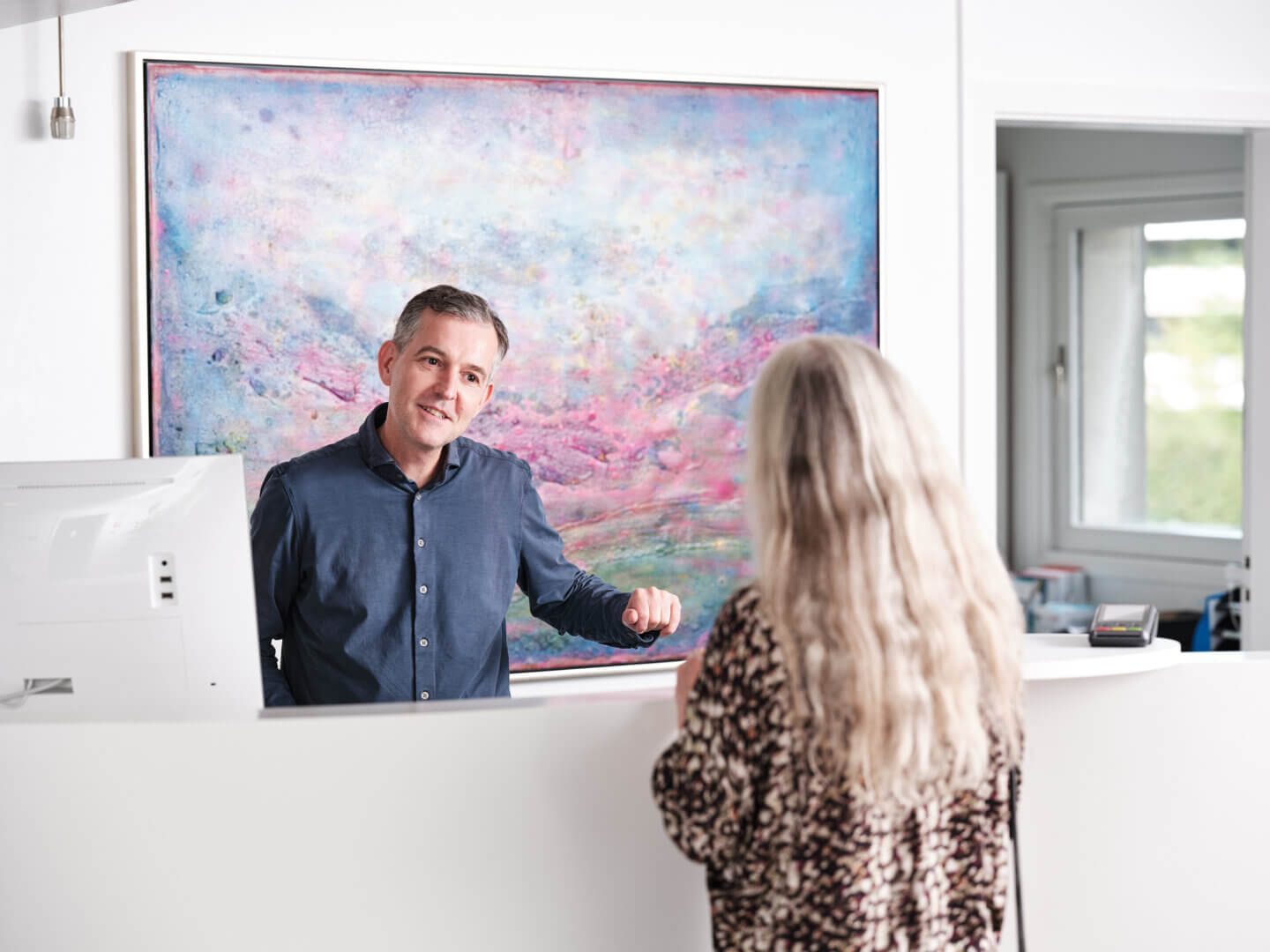En receptionist fra Øjenhospitalet Danmark