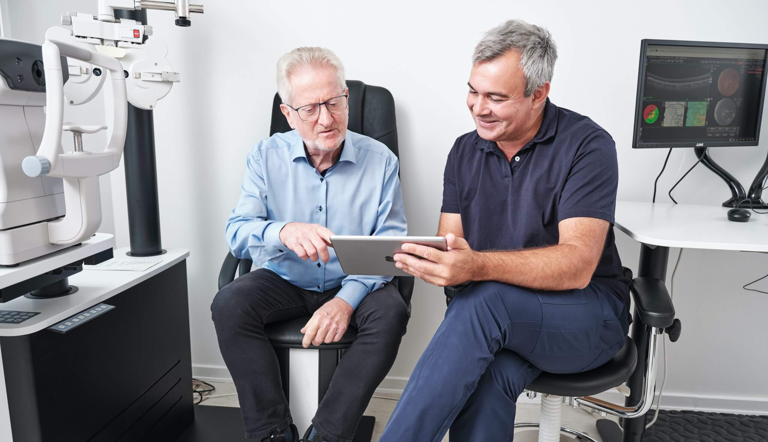 Øjenlæge, Johan, fortæller en patient om Grå Stær mulighederne.