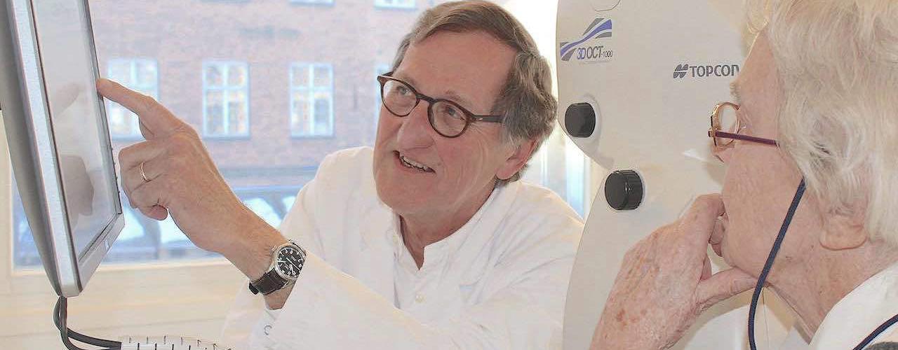Dr. Med. Vesti Nielsen forundersoegelse for oejenforkalkning AMD Oejenhospitalet Danmark Dr. Med. Niels Vesti Nielsen vurderer scanning af nethinden sammen med en AMD patient. Dr. Med. Vesti Nielsen regnes for at være én af landets mest vidende nethindespecialister.