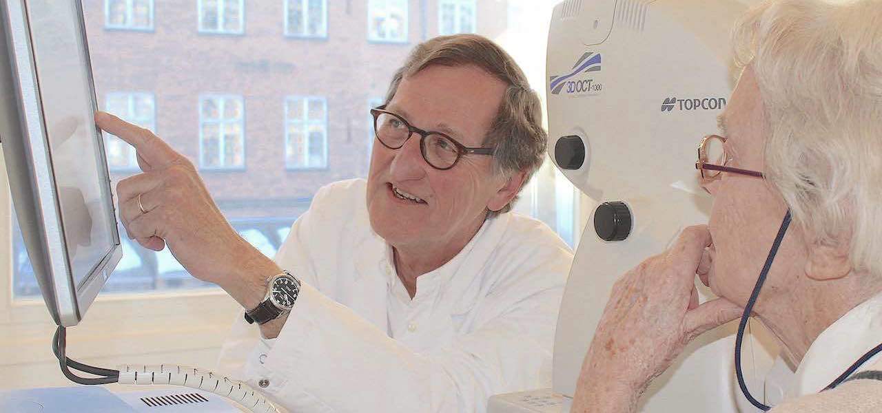 Dr. Med. Niels Vesti Nielsen vurderer scanning af nethinden sammen med en AMD patient. Dr. Med. Vesti Nielsen regnes for at være én af landets mest vidende nethindespecialister.