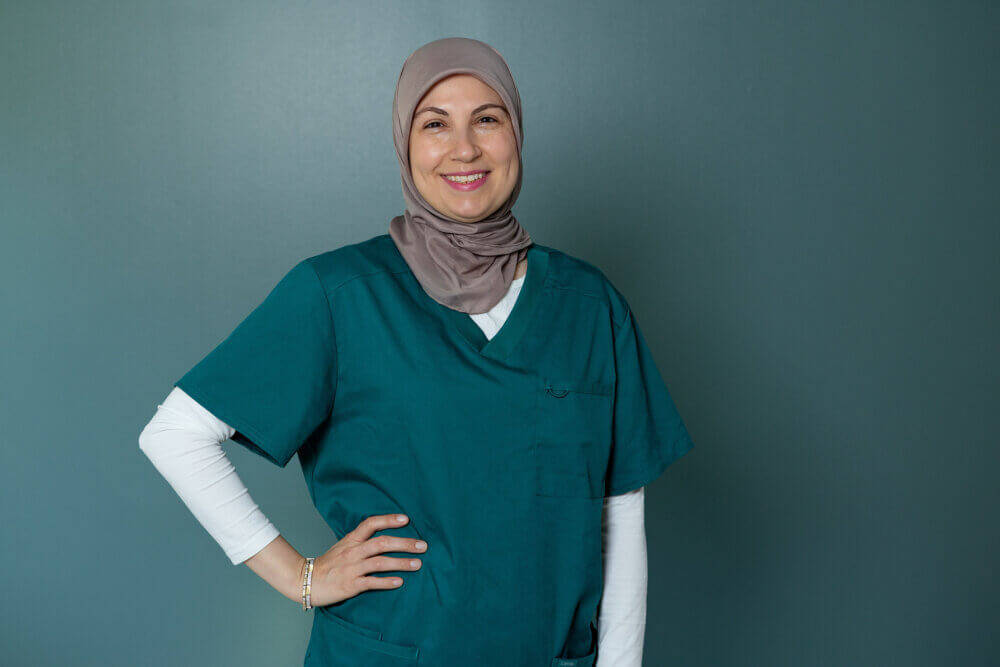 Portrætbillede af Gönül Özer, øjenlæge på Øjenhospitalet Danmark.