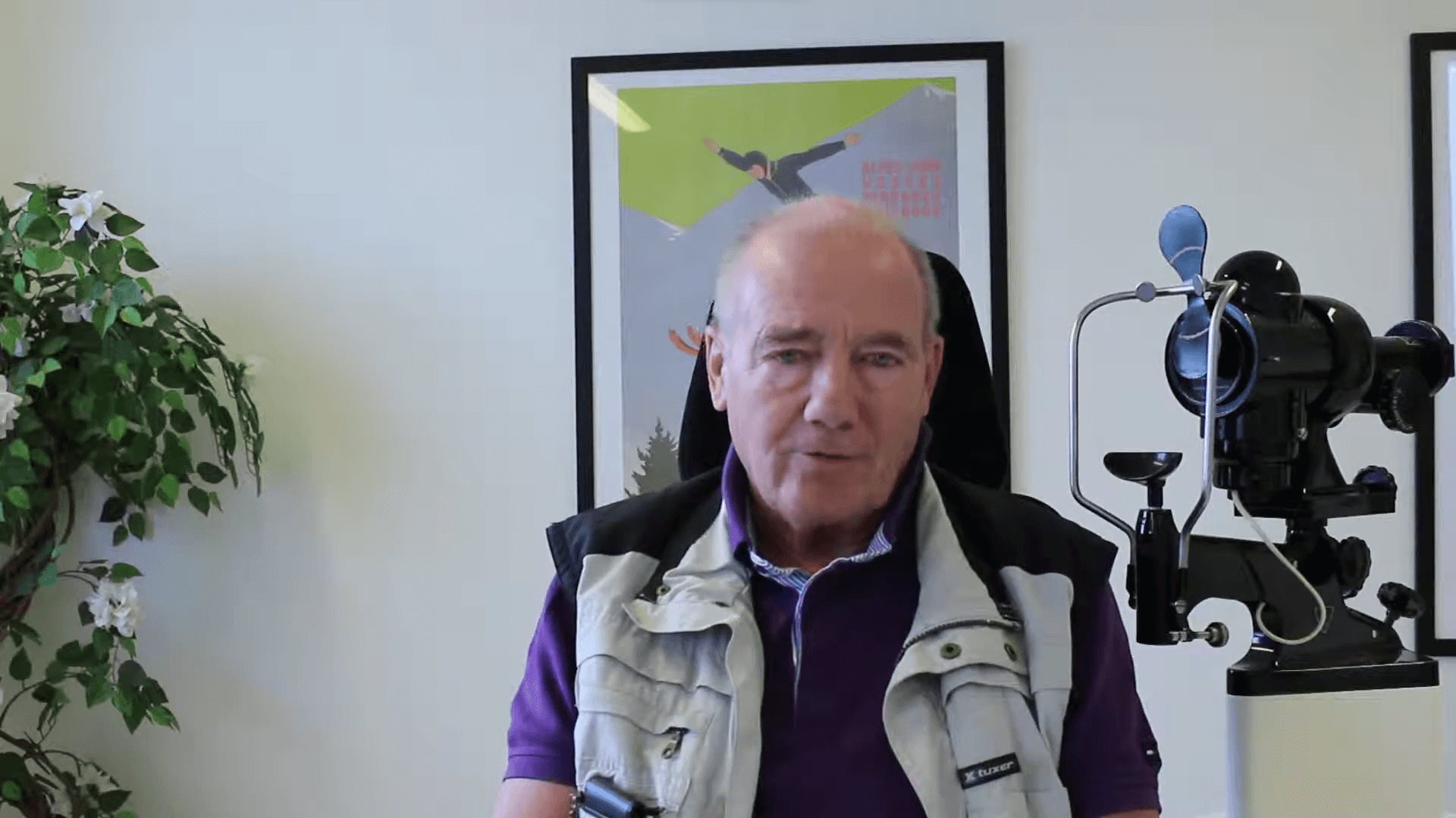 Skærmbillede fra video med Oluf (77 år) diskuterende sin grå stær operation og synsbehov.
