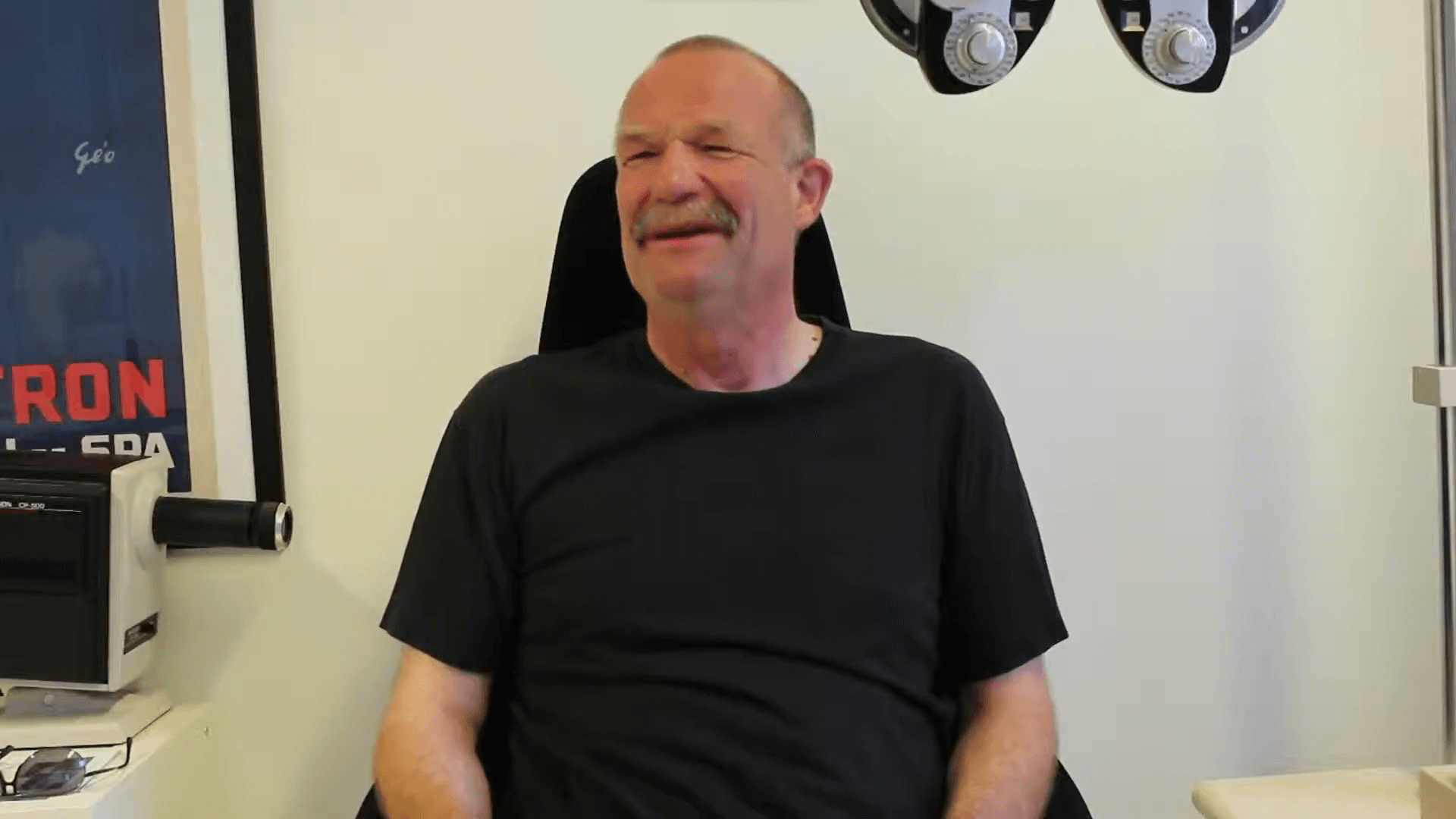Skærmbillede fra video med Claus (63 år) diskuterende sin synskorrektion efter PREMIUM operation.