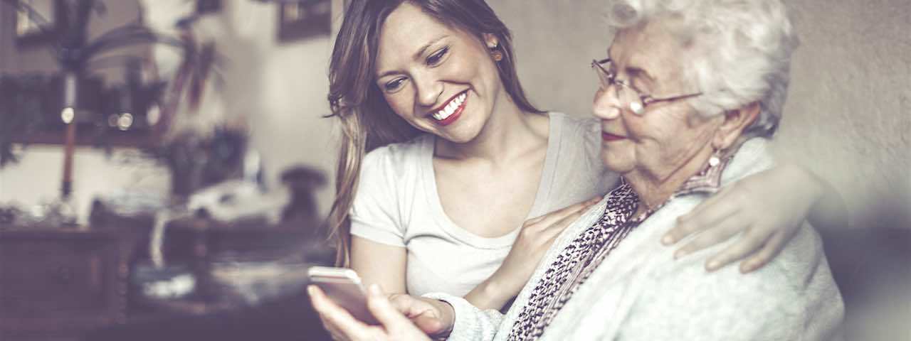 anmeldelser af øjenhospitalet danmark. barnebarn og bedstemor skriver en anmeldelse på mobilen.