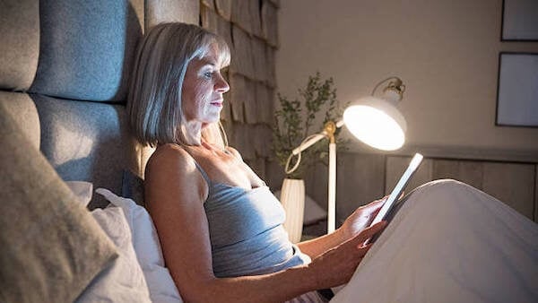 Billedet viser et klassisk symptom på grå stær, som medvirker at der er brug for ekstra lys ved læsning om aftenen.