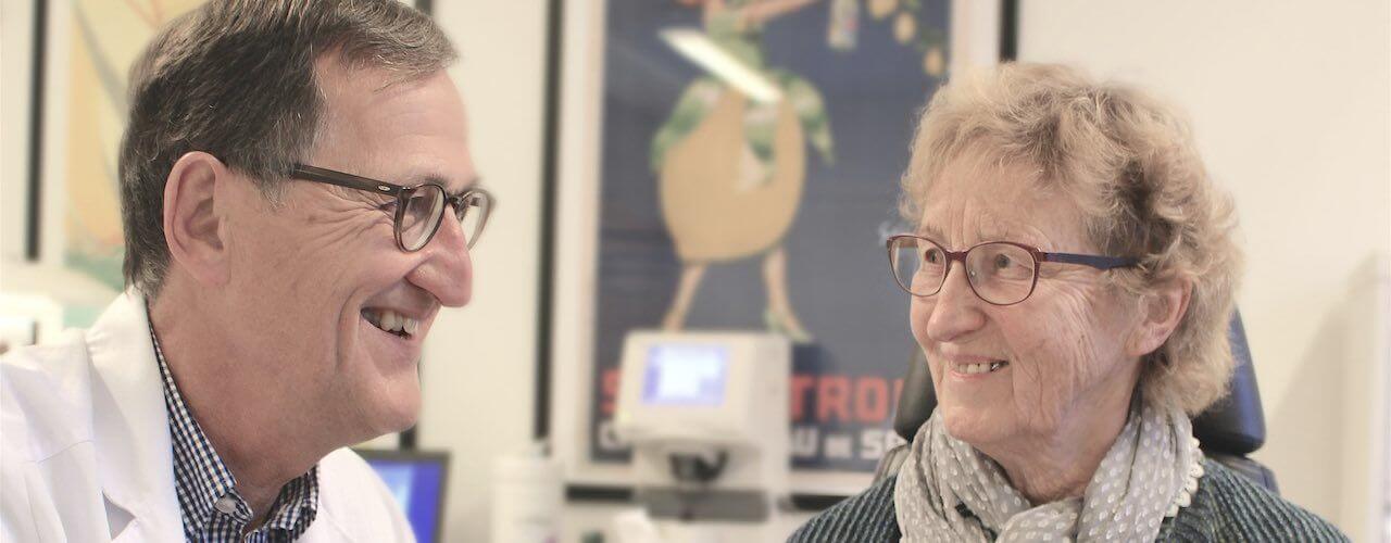 Billedet viser øjenlæge niels vesti nielsen med en patient