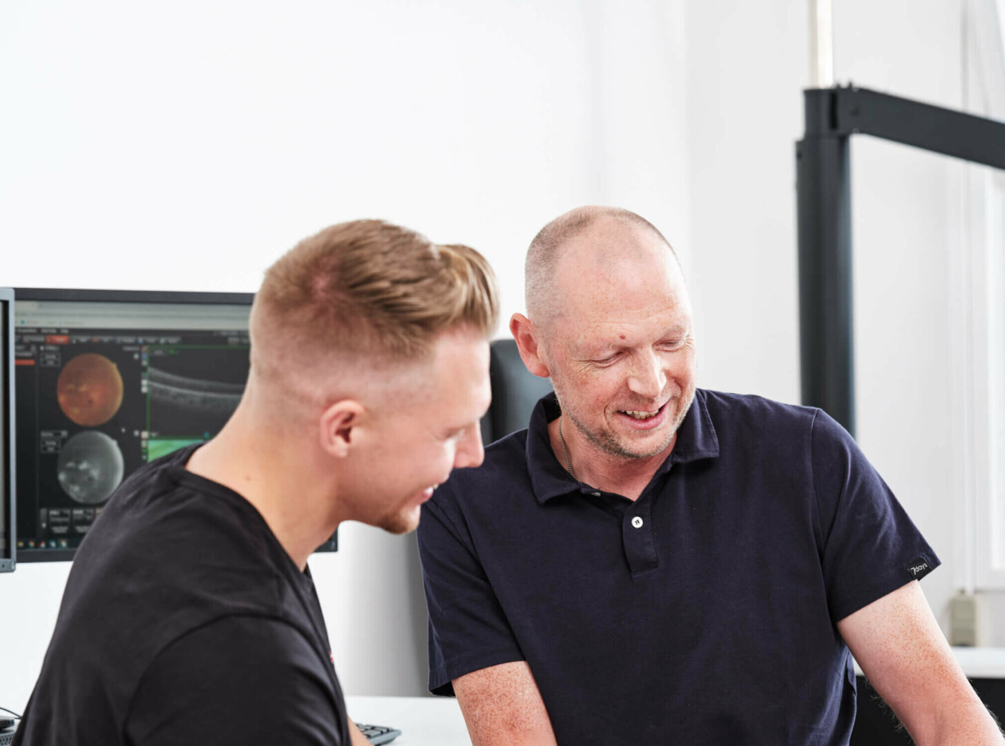 Øjenlæge, Jacob, drøfter behandlinger med en patient.