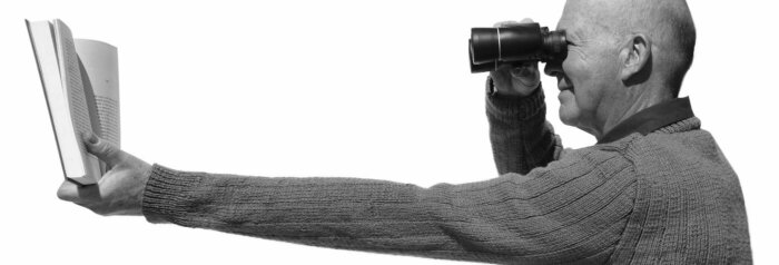 Gammelmandssyn, presbyopi. Billedet viser en mand, som holder en bog i langstrakt arm for at kompensere for et aldrende syn.
