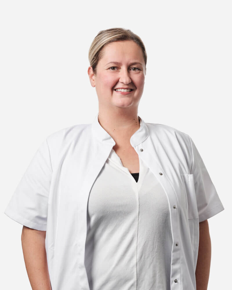 Portrætbillede af Dzana, optometrist på Øjenhospitalet Danmark.