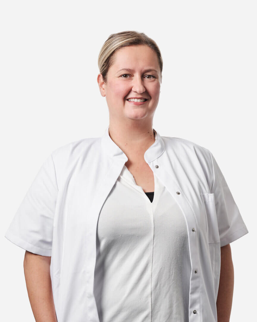 Portrætbillede af Dzana, optometrist på Øjenhospitalet Danmark.