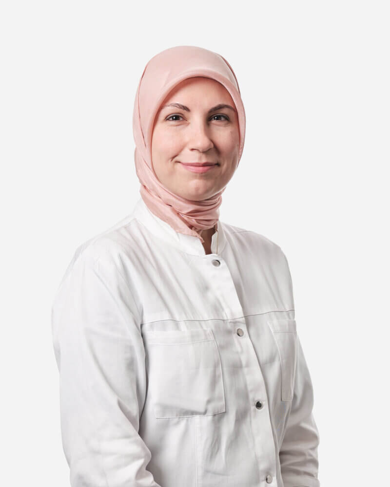Portrætbillede af Gönül Özer, øjenlæge på Øjenhospitalet Danmark.