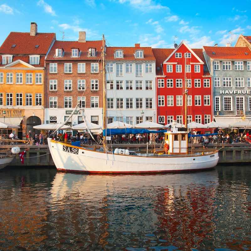 Transport til øjenlæge og øjenoperation øjen operation tæt på København, Nyhavn, Helsingør, Kastrup Luft Copenhagen Airport Roskilde og nordsjælland. Øjenhospitalet Danmark.